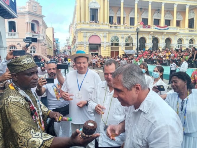 Juan Martín, Padrino de la Fiesta del Fuego, bendice Mpaka para el Dr. C Eduardo Martínez Díaz. Foto: Jessica Escandel.