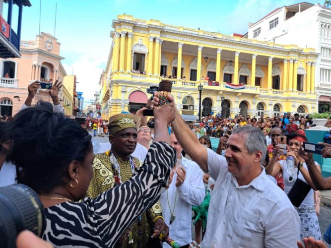 BioCubaFarma recibe el Premio Internacional Casa del Caribe Mpaka. Foto: Anabel Sánchez.