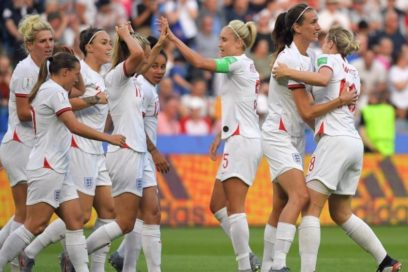 Inglaterra levantó la primera Eurocopa femenina de su historia al doblegar 2-1 a Alemania, ocho veces campeona. El partido precisó de una prórroga, pero se cumplió que a la tercera fue la vencida, pues dos  veces se quedaron a las puertas del título.