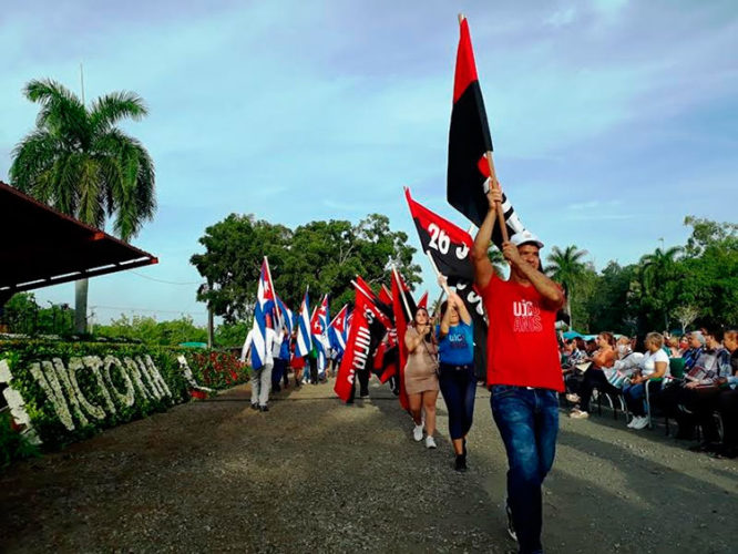Los jóvenes con las banderas en alto. Foto: Jorge Pérez Cruz