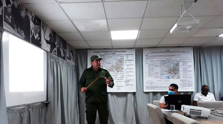 El presidente del Consejo de Defensa Municipal en Las Tunas, Karen Velázquez González, rinde información de la Zona de Defensa. Foto: Jorge Pérez Cruz