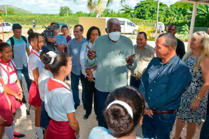 Recorre presidente del Parlamento comunidades de Holguín (+Fotos)