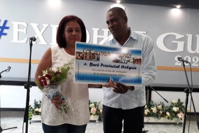 Homenajeados en Holguín trabajadores y organismos de la Administración Pública