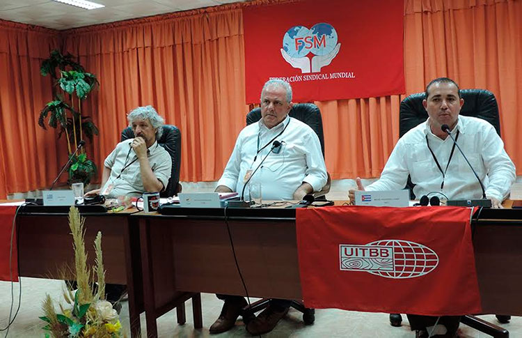 Misael Rodríguez Llanes, secretario general del SNTC ( la derecha en la imagen), particularizó acerca de las afectaciones que tiene el bloqueo de Estados Unidos en las condiciones de vida y labor de los constructores, así como en la generación eléctrica del país, que desde hace varias semanas se encuentra seriamente afectada. Foto: Yimel Díaz Malmierca