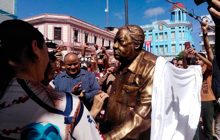 Con la develación de la escultura del poeta nacional, en Camagüey se celebró el 120 cumpleaños de Nicolás Guillén. Foto: Gretel Díaz Montalvo