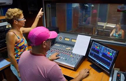 CMKC, Radio Revolución, planta matriz del sistema radial de Santiago de Cuba tiene al aire cada sábado, a partir de las 6y30 de la tarde y hasta la 6 y 58, el programa Donde habita el corazón, dedicado al centenario de la radio cubana. Foto: ACN