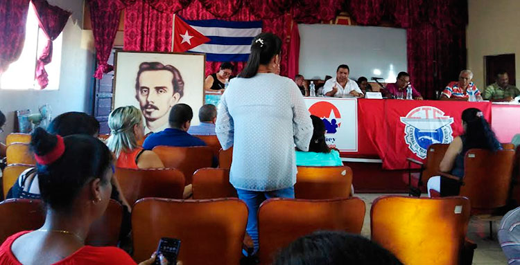 Transformar el escenario de la asamblea sindical, según se explicó en la más reciente reunión de trabajo de la CTC en Camagüey, contribuirá a incrementar la eficiencia laboral. Foto: Gretel Díaz Montalvo