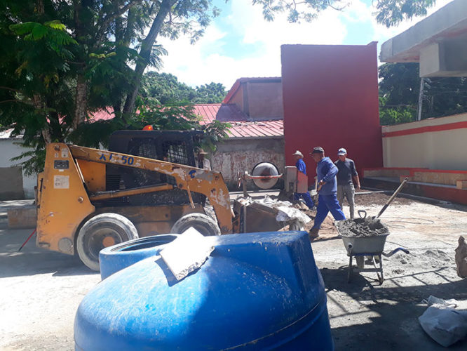 Trabajadores de Emprestur laboraron este 26 de Julio en el Bar Santa Clara. Foto: Carlos Torres