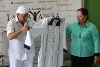 María Elvira Dávila, Heroína del Trabajo de la República de Cuba, donó su guayabera al patrimonio de la nación