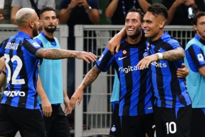 Premier League: Everton (Gordon) 1-1 Leeds (Sinisterra), Southampton (Lavia, Armstrong) 2-1 Chelsea (Sterling), Fulham (Mitrovic, Dunk) 2-1 Brighton (MacAllister). Serie A: Milán 0-0 Sassuolo, Inter (Correa, Barella, Lautaro) 3-1 Cremonese (Okereke).