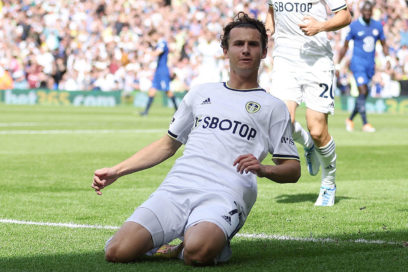 Notas: En la Premier League, Leeds (Aaronson, Rodrigo, Harrison) 3-0 Chelsea, West Ham 0-2 Brighton (Mac Allister, Trossard). En el Barça se complican las salidas de Aubameyang y Memphis. El United aún sueña con De Jong.