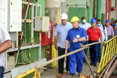 Presidente de Cuba visita termoeléctricas del país