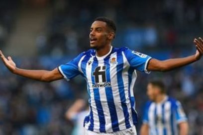 Bombazo del mercado de fichajes: El delantero sueco de la Real Sociedad Alexander Isak fichó por el Newcastle de la Premier League, que pagó 70 millones de euros, una venta record para el equipo español que buscará otro delantero.