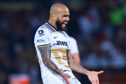Rivaldo sobre Dani Alves: “No sé si ha hecho lo mejor… escoger a Pumas. Pero creo que el entrenador de Brasil tiene mucha confianza en Dani Alves por su experiencia, porque es el jugador con más títulos y creo que si va al Mundial jugará muy bien».