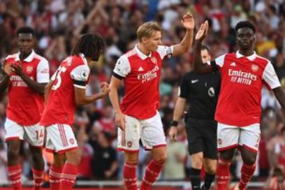 Resultados: En la Premier, Arsenal (Odegaard, Gabriel) 2-1 Fulham (Mitrovic). LaLiga: Real Sociedad (Brais Méndez) 1-0 Elche. Serie A: Juventus (Vlahovic) 1-1 Roma (Abraham). Bundesliga: Bayern (Sané) 1-1 Monchengladbach (Thuram).