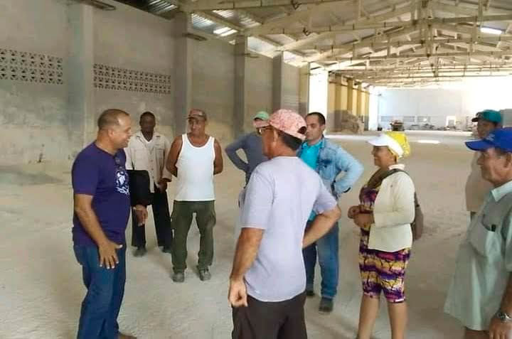 El presidente nacional de la Anir en intercambio con innovadores y trabajadores de la UEB Hormigón y Terrazo, del municipio avileño de Morón. Foto: Hilda Yasmari Cabrera