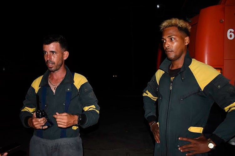 Yunior, quien prestó sus manos en el Hotel Saratoga y Alex, bombero voluntario, participan en las labores para sofocar los incendios en la estación de supertanqueros de la zona industrial de Matanzas.