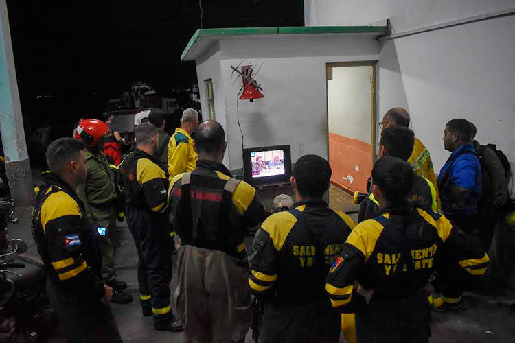 Sin tiempo para descansos, el grupo que acaba de llegar al comando, luego de enfrentar las llamas, se reúne para escuchar las indicaciones más recientes.