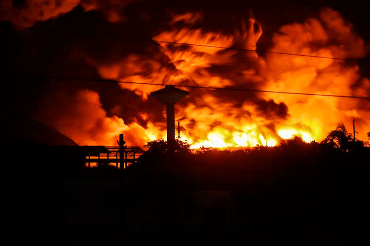 Las llamas del T51, el segundo tanque en explotar, superan los 13 metros de altura.