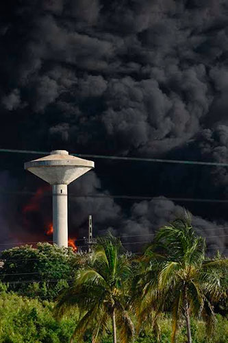 La columna de humo es, cuando menos, impresionante, desde toda la ciudad de Matanzas es fácil de observar.