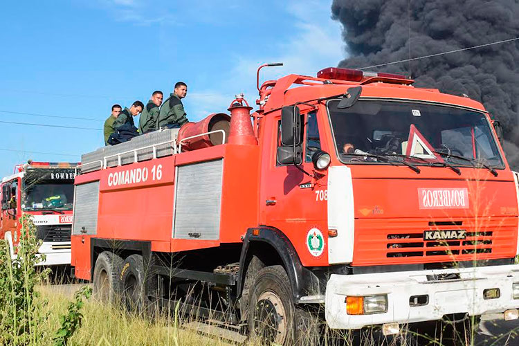 Luego de instalada una de las vías para aumentar el agua disponible en la zona de incendio, el Comando 16 espera la luz verde para relevar a quienes están dentro.
