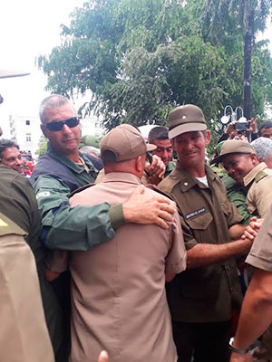 En un abrazo se fundieron pilotos y bomberos villaclareños que participaron en el lamentable siniestro. Foto: Lourdes Rey Veitía