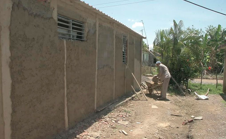 Construcción: Con más de seis mil damnificados por huracanes que esperan la construcción de su vivienda, es el deterioro del fondo habitacional uno de los problemas de mayor incidencia en las comunidades vulnerables. Foto: Pedro Paredes Hernández