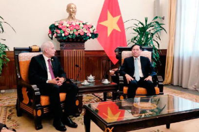 Ministro de Relaciones Exteriores de Vietnam recibe al vicecanciller cubano Gerardo Peñalver