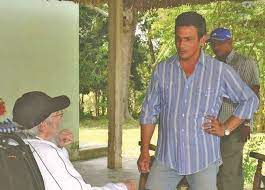 Fidel prueba la rúcula, una de las tantas especies producidas en la finca. Foto: Tomada del libro La Metáfora del Pozo