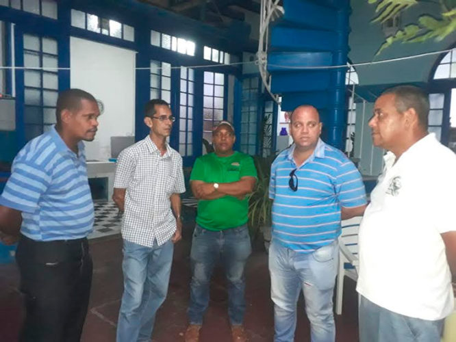Fidelmi mientras aguardaba por el café que llevarían a los bomberos a la zona industrial. Foto: Noryis
