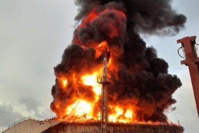 Continúan, con coraje y serenidad, labores para sofocar el enorme incendio en base de supertanqueros (Cobertura especial, 6 de Agosto)