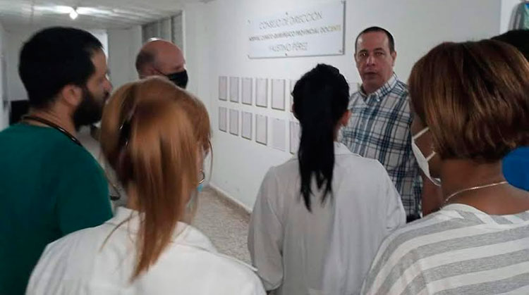 El Ministro de Salud ha estado presente en la institución desde el momento de la llegada de los lesionados. Foto: Web Faustino Pérez
