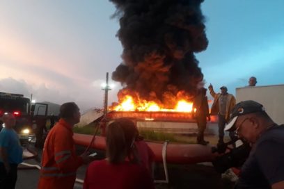 Descarga eléctrica provoca incendio en base de Supertanqueros de Matanzas