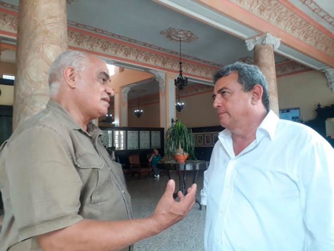 El presidente del grupo empresarial hotelero Cubanacán ( a la derecha) y el delegado de Varadero pendientes de los detalles para darle la mejor de las atenciones a familiares de los desaparecidos en el siniestro en la base de Supertanqueros. Foto: Noryis