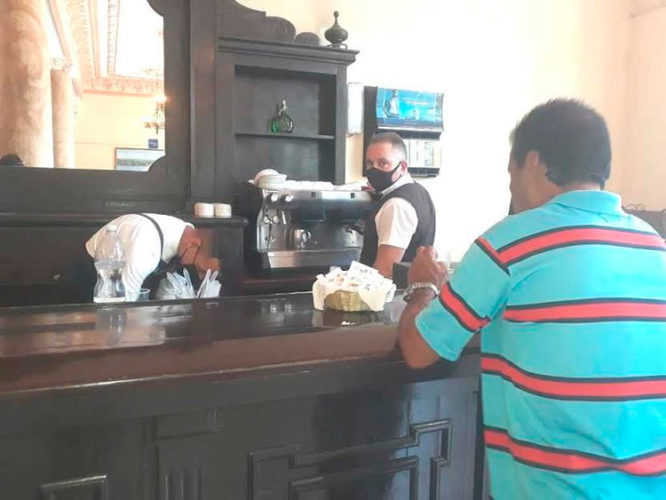 Trabajadores del hotel Brisas del Caribe apoyan en el Velasco la atención a familiares de los desaparecidos. Foto: Noryis