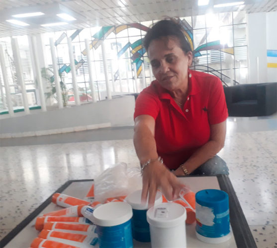 Valiosos medicamentos entregó Mery al Hospital Provincial Faustino Pérez. Foto: Noryis