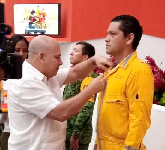 El miembro del Buró Político Morales Ojeda condecora la solidaridad de mexicanos y venezolanos. Foto: Tomada de la cuenta en Twitter de Morales Ojeda