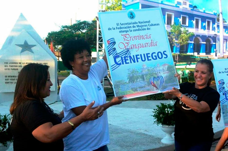 La FMC en Cienfuegos recibió el certificado que le acredita la condición de Vanguardia Nacional. Foto: Modesto Gutiérrez/ACN