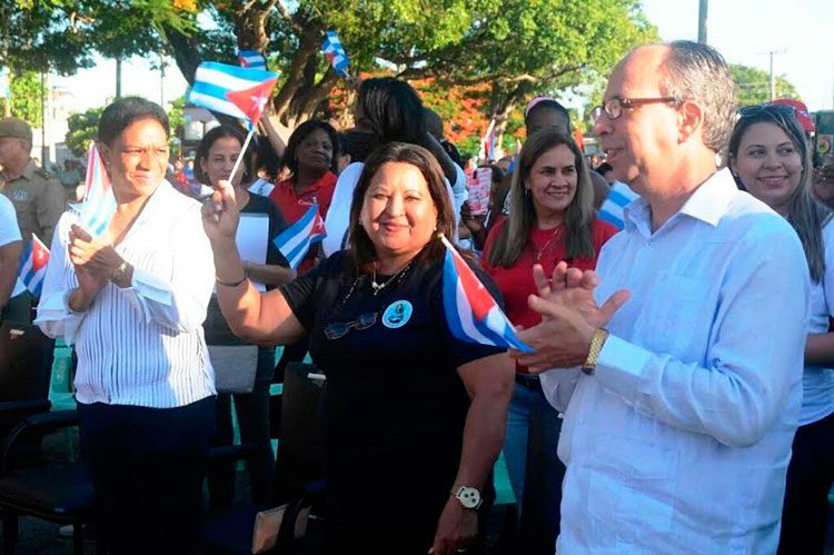 Inés María Chagman, Teresa Amarelle y Rogelio Polanco, junto a otros dirigentes e invitados, estuvieron presentes en la celebración. Foto: Modesto Gutierrez/ACN