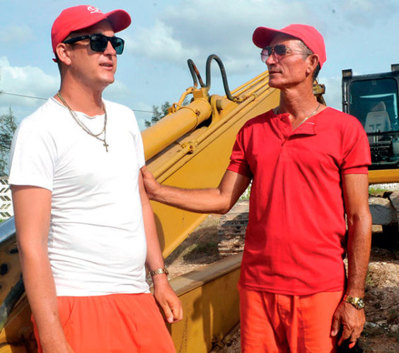 Operan habitualmente un cargador frontal en el Mariel, pero por su integralidad y lo difícil de la misión les confiaron otra vez el manejo de una retroexcavadora. Foto: José Raúl Rodríguez Robleda