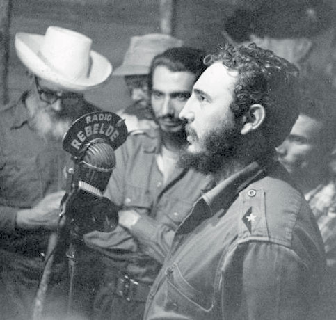 La radio cubana ha sido cronista privilegiada del proceso revolucionario. En la imagen, Fidel Castro ofrece declaraciones a Radio Rebelde. Foto: Archivo