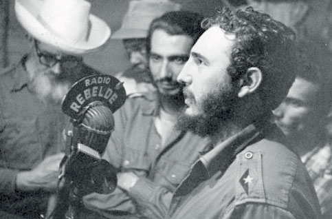 La radio cubana ha sido cronista privilegiada del proceso revolucionario. En la imagen, Fidel Castro ofrece declaraciones a Radio Rebelde. Foto: Archivo