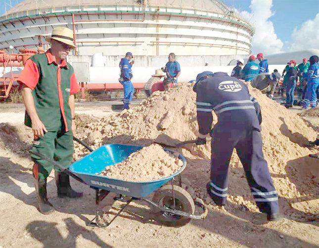 Trabajadores de Cupet en jornadas voluntarias el sábado 27 de agosto. Foto: Cortesía Cupet Matanzas