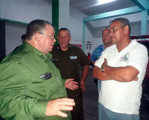 El secretario general de la CTC en la provincia, a la derecha, estuvo todo el tiempo pendiente del siniestro, junto a las autoridades. Foto: José Raúl Rodríguez Robleda