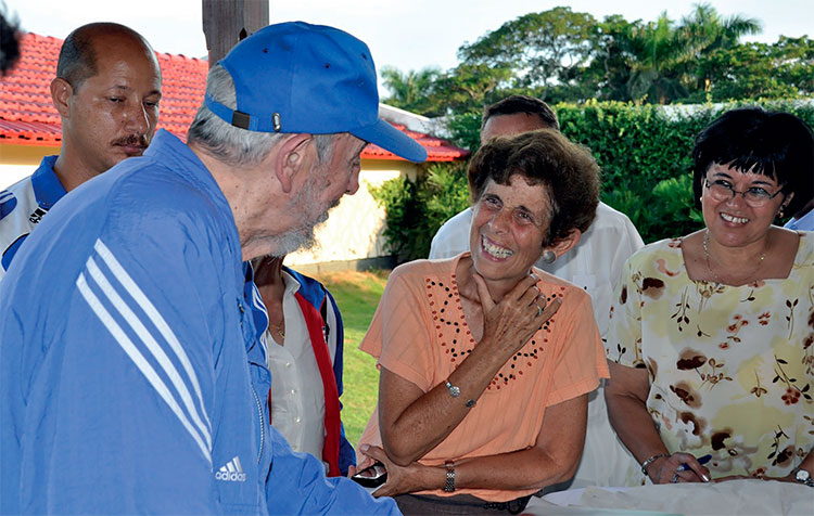 Junto con Fidel, de izquierda a derecha las doctoras Concepción Campa (Conchita) y María del Carmen Pérez Hernández, directora del Centro de Investigaciones en Plantas Proteicas y Productos Bionaturales (CIPB). Foto: Cortesía del CIPB