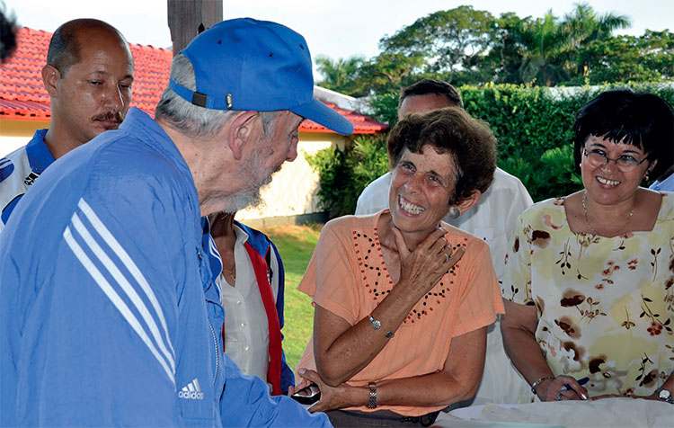 Junto con Fidel, de izquierda a derecha las doctoras Concepción Campa (Conchita) y María del Carmen Pérez Hernández, directora del Centro de Investigaciones en Plantas Proteicas y Productos Bionaturales (CIPB). Foto: Cortesía del CIPB