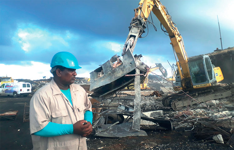 Con Iraí Kindelán al frente, un rol fundamental en los cortes de tuberías y en las demoliciones cumple la brigada de materia prima de La Habana. Foto: Juanita Perdomo Larezada