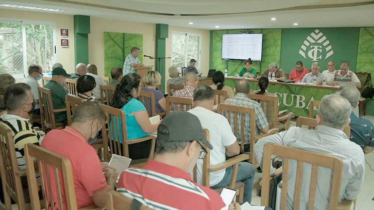 En la Empresa de Acopio y Beneficio de Tabaco (ABT) Pinar del Río, sesionó el encuentro que sostuvo la dirección del Grupo Empresarial Tabacuba con quienes conducen el proceso productivo en las diferentes entidades del territorio. Foto: Pedro Paredes Hernández