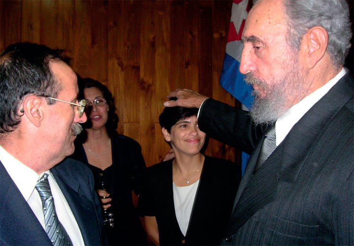 Siendo muy joven (al centro, atrás), junto al Comandante en Jefe Fidel Castro Ruz y el doctor Agustín Lage. Foto: Cortesía de Tania Crombet