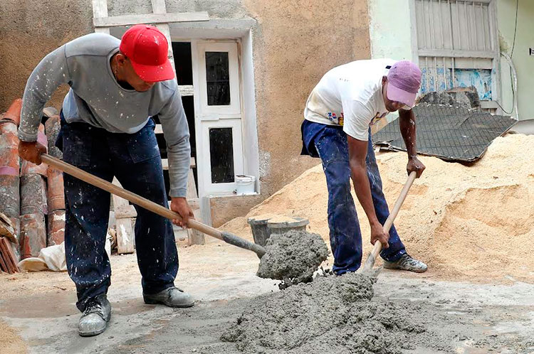 Trabajadores de Marzo reparan edificio de Planificación Física Provincial. Foto: José Raúl Rodríguez Robleda